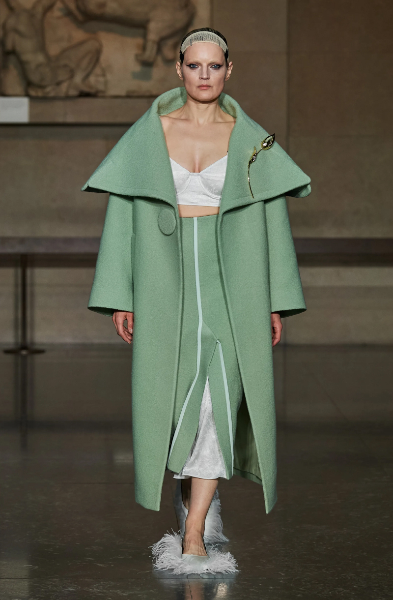 Банты, перчатки и черный: тренды Недели моды в Нью-Йорке и Лондоне осень-зима 2024 (фото 3)