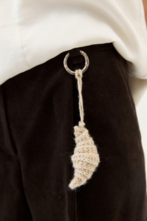 Шарфы-сосиски и гребни для волос: подробный гид по обвесу на сумки (фото 34)