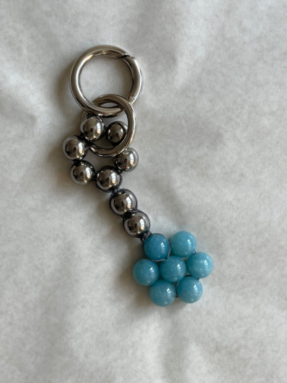 Шарфы-сосиски и гребни для волос: подробный гид по обвесу на сумки (фото 39)