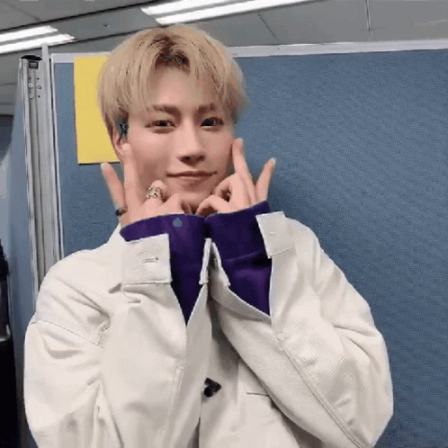 «Корейское сердечко» и клятва на мизинцах: расшифровываем жесты в дорамах (фото 13)