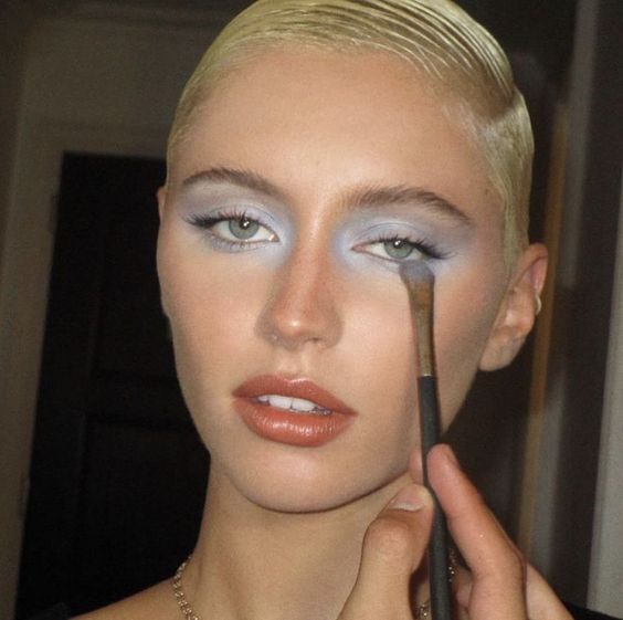 Feeling blue: тренд на голубые тени — носим, как Лили-Роуз Депп, Кейт Мосс и Белла Хадид (фото 15)
