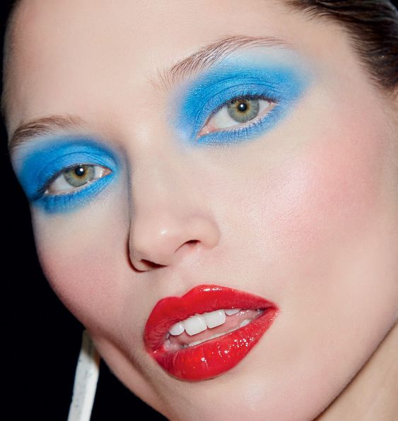 Feeling blue: тренд на голубые тени — носим, как Лили-Роуз Депп, Кейт Мосс и Белла Хадид (фото 17)