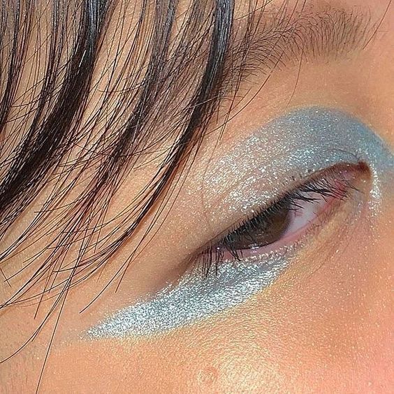 Feeling blue: тренд на голубые тени — носим, как Лили-Роуз Депп, Кейт Мосс и Белла Хадид (фото 21)