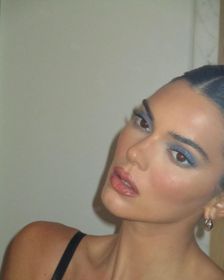 Feeling blue: тренд на голубые тени — носим, как Лили-Роуз Депп, Кейт Мосс и Белла Хадид (фото 20)