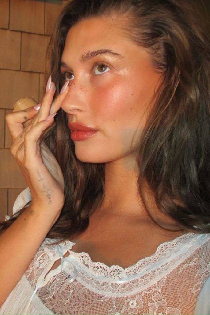 Beauty mainstay: тренд на активный румянец — носим как Хейли Бибер, Сабрина Карпентер и Кайли Дженнер (фото 15)