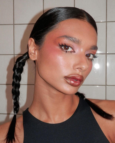 Beauty mainstay: тренд на активный румянец — носим как Хейли Бибер, Сабрина Карпентер и Кайли Дженнер (фото 28)