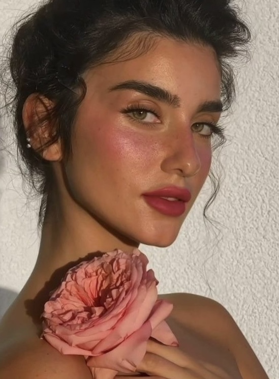 Beauty mainstay: тренд на активный румянец — носим как Хейли Бибер, Сабрина Карпентер и Кайли Дженнер (фото 13)