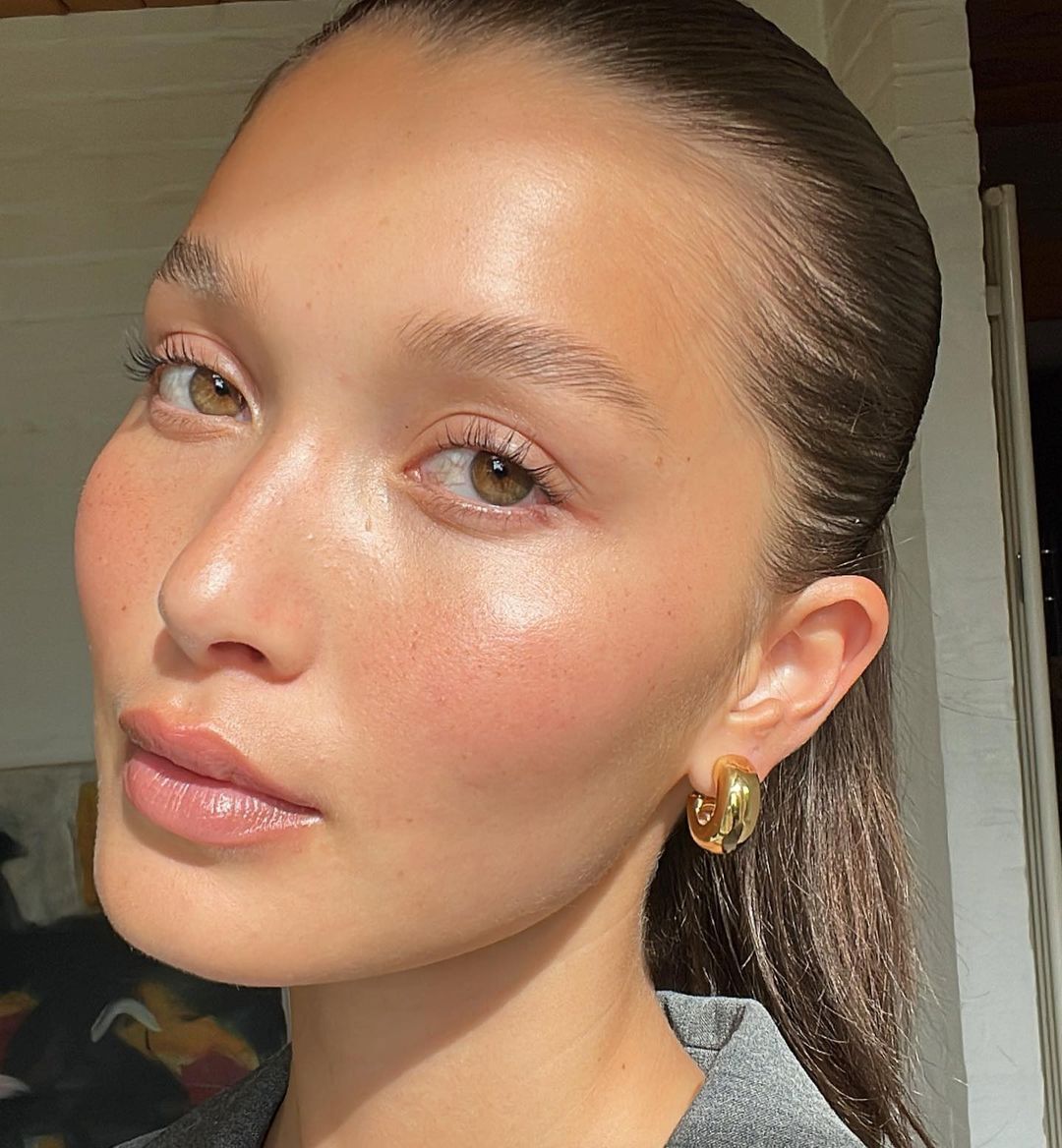 Beauty mainstay: тренд на активный румянец — носим как Хейли Бибер, Сабрина Карпентер и Кайли Дженнер (фото 26)