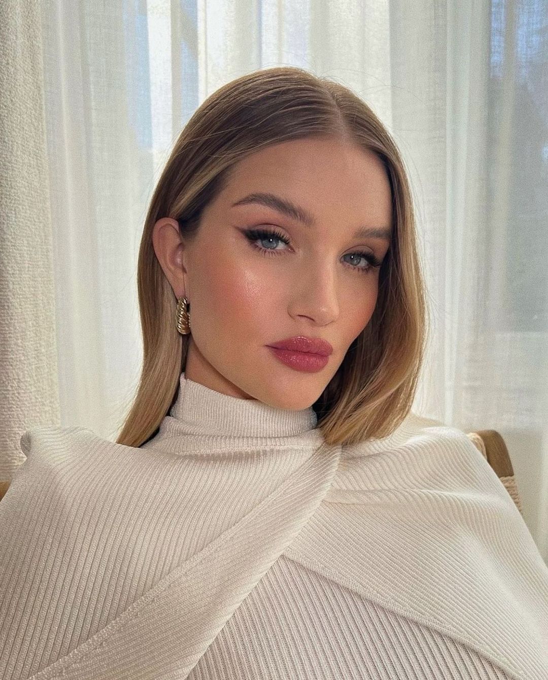 Beauty mainstay: тренд на активный румянец — носим как Хейли Бибер, Сабрина Карпентер и Кайли Дженнер (фото 22)