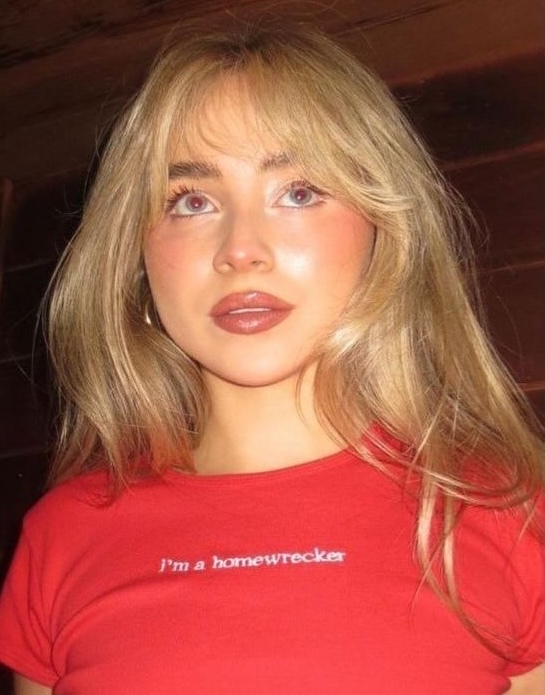 Beauty mainstay: тренд на активный румянец — носим как Хейли Бибер, Сабрина Карпентер и Кайли Дженнер (фото 16)