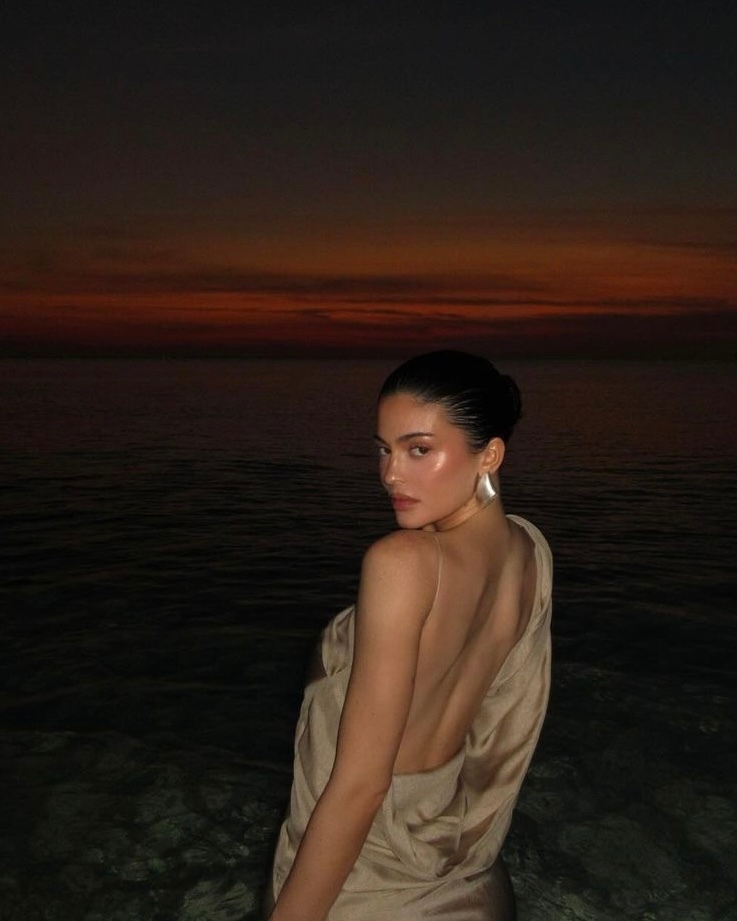 Beauty mainstay: тренд на активный румянец — носим как Хейли Бибер, Сабрина Карпентер и Кайли Дженнер (фото 17)