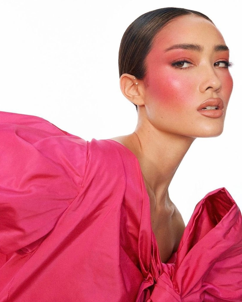 Beauty mainstay: тренд на активный румянец — носим как Хейли Бибер, Сабрина Карпентер и Кайли Дженнер (фото 29)