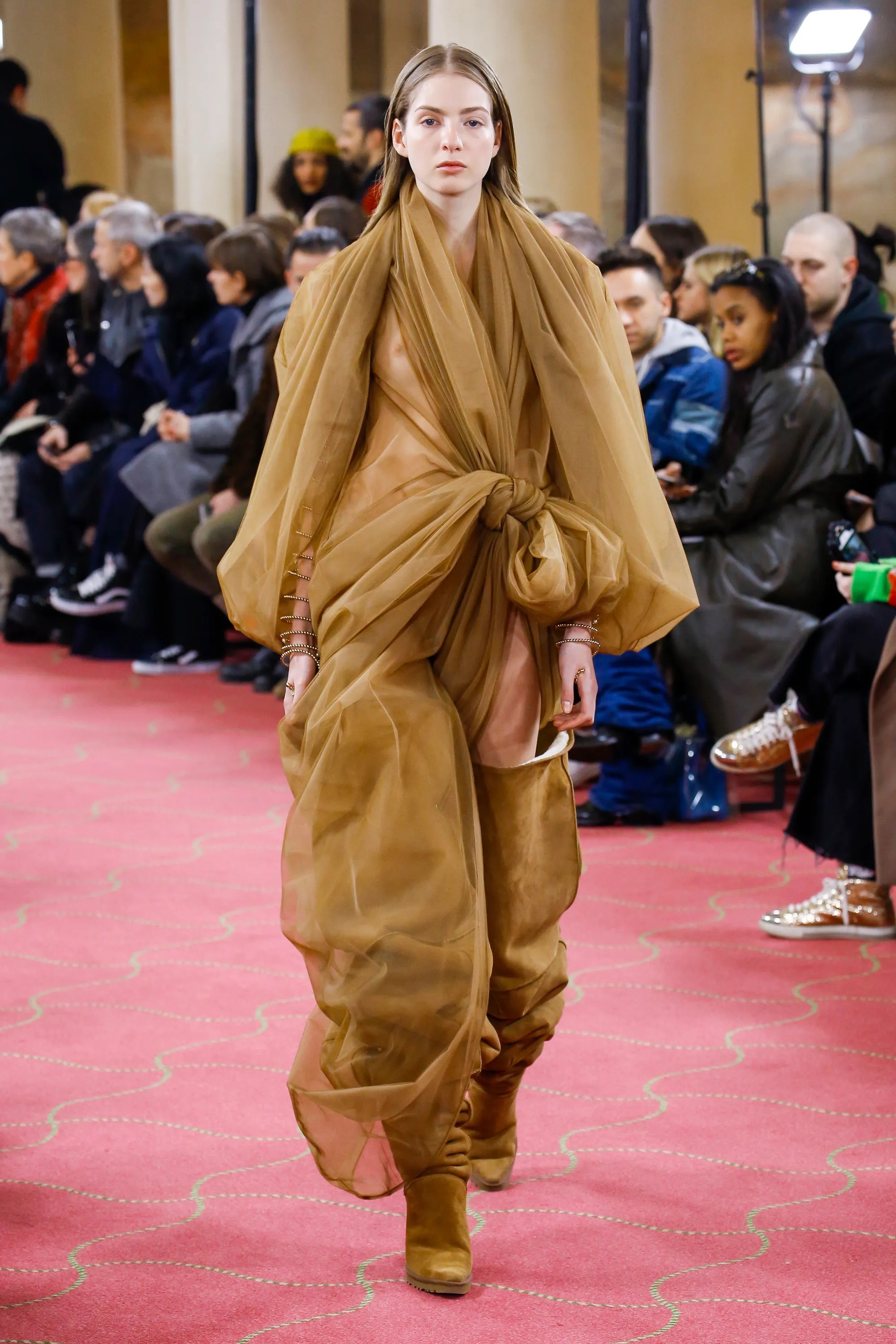 Асимметрия, модульность и квинтэссенция повседневности: 10 причин, по которым мы любили Гленна Мартенса в Y/Project (фото 11)