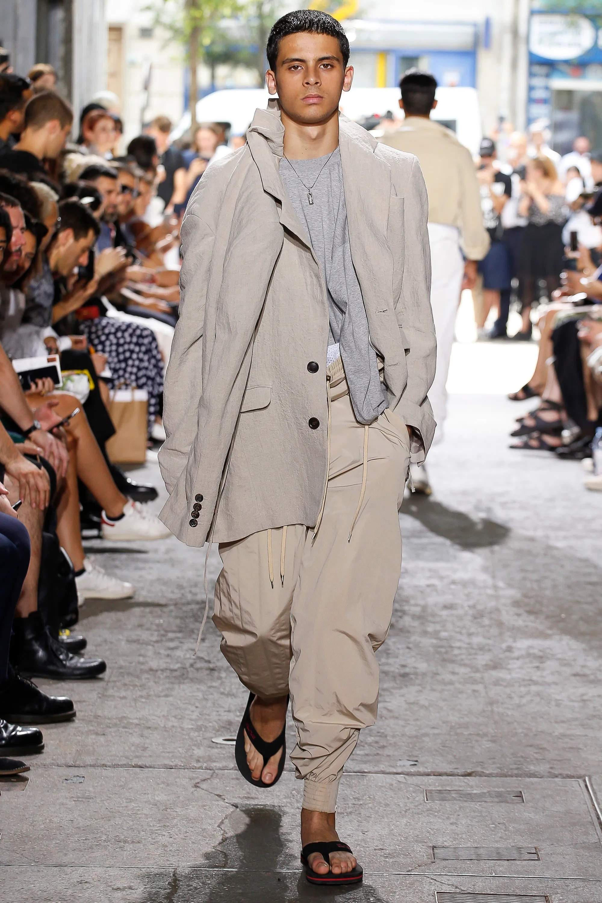 Асимметрия, модульность и квинтэссенция повседневности: 10 причин, по которым мы любили Гленна Мартенса в Y/Project (фото 18)