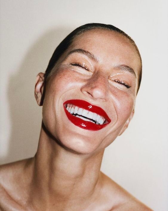 Red lip moment: тренд на алые губы — носим как Фиби Тонкин, Жизель Бюндхен и Анджелина Джоли (фото 25)