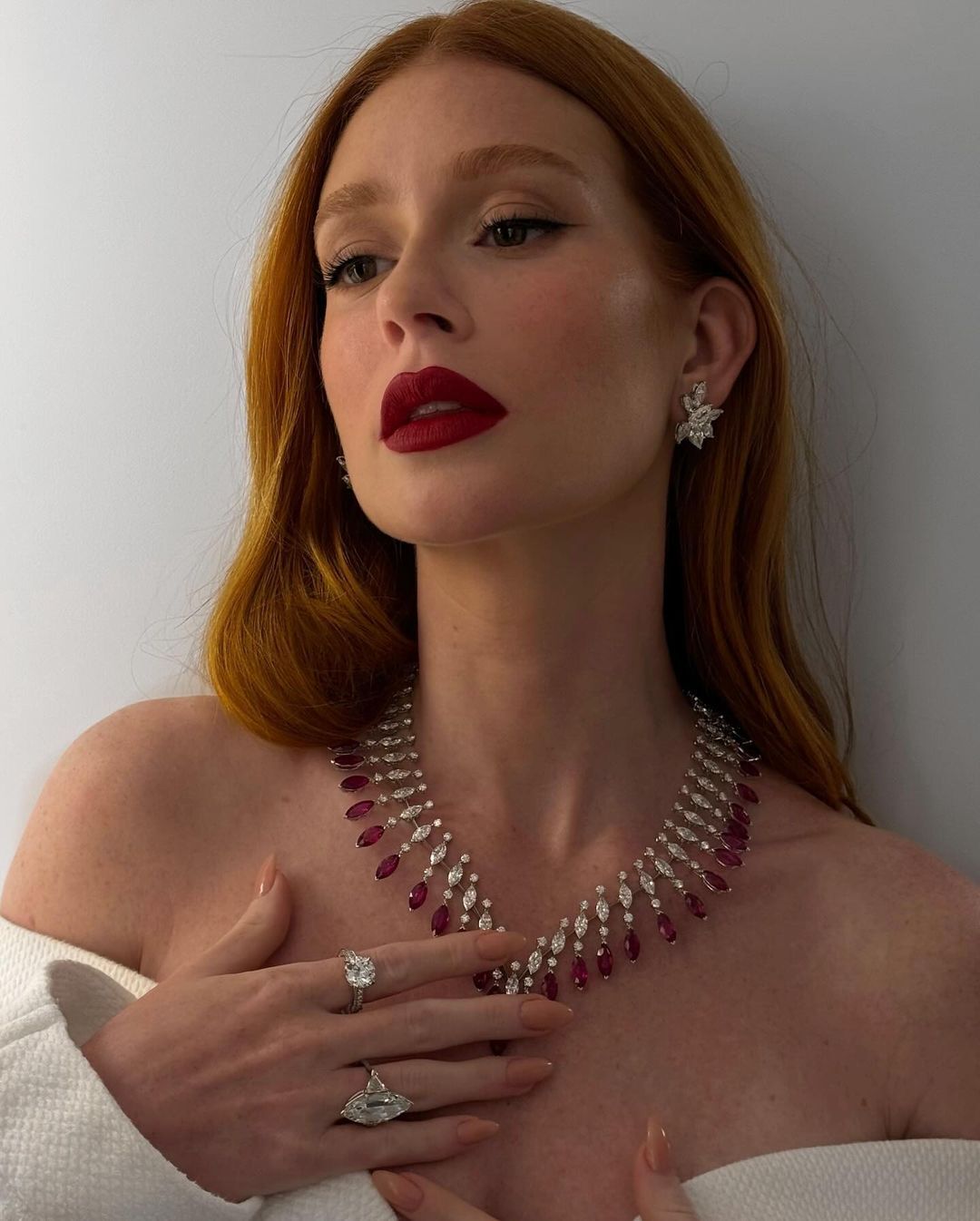 Red lip moment: тренд на алые губы — носим как Фиби Тонкин, Жизель Бюндхен и Анджелина Джоли (фото 16)