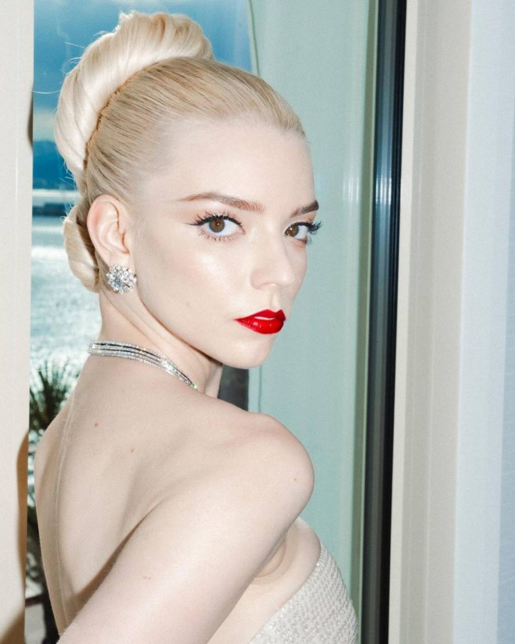 Red lip moment: тренд на алые губы — носим как Фиби Тонкин, Жизель Бюндхен и Анджелина Джоли (фото 15)