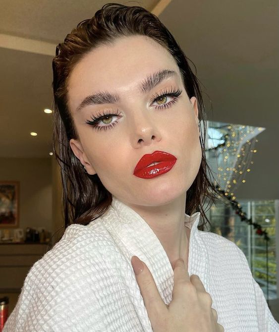 Red lip moment: тренд на алые губы — носим как Фиби Тонкин, Жизель Бюндхен и Анджелина Джоли (фото 24)