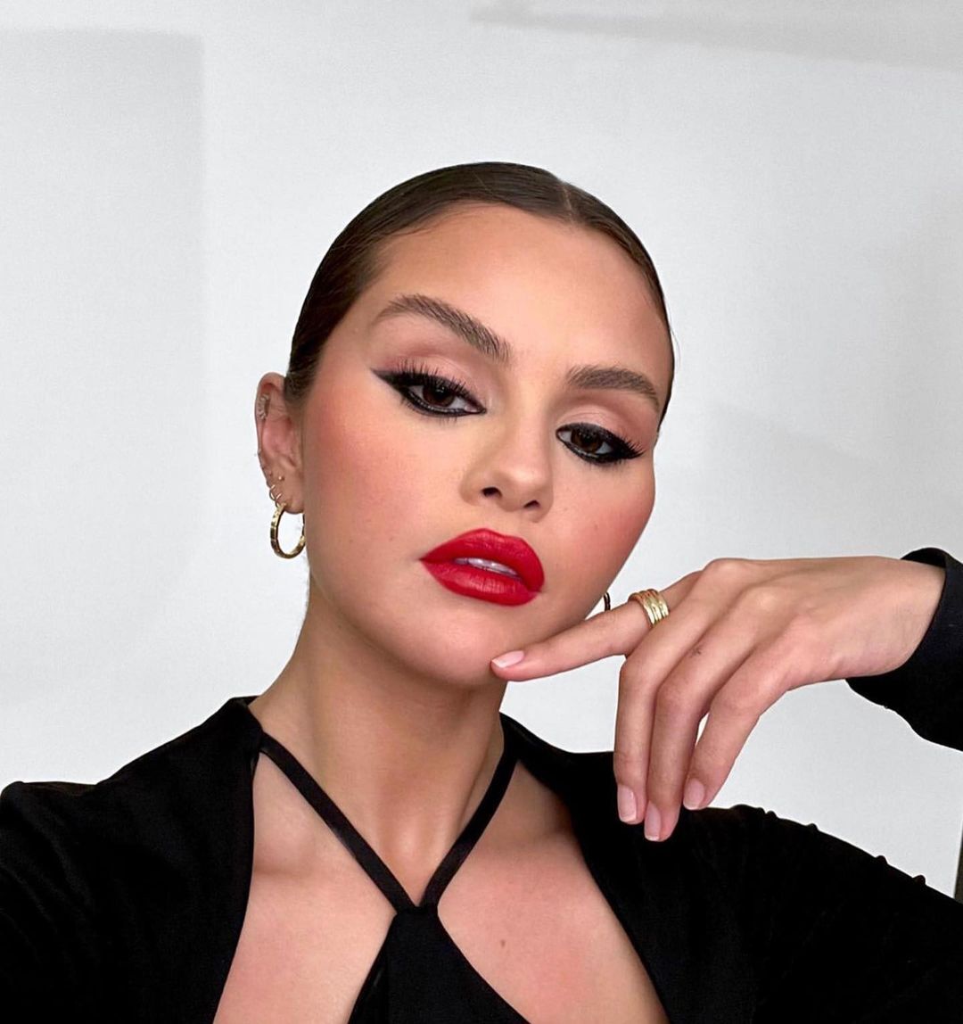 Red lip moment: тренд на алые губы — носим как Фиби Тонкин, Жизель Бюндхен и Анджелина Джоли (фото 28)