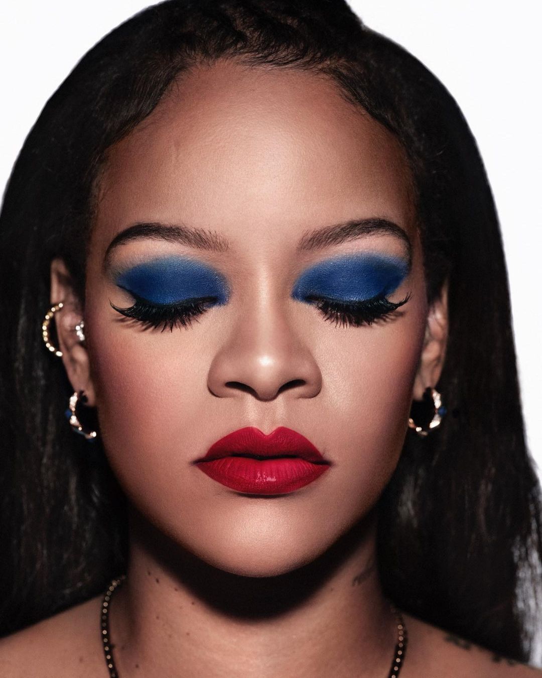 Red lip moment: тренд на алые губы — носим как Фиби Тонкин, Жизель Бюндхен и Анджелина Джоли (фото 22)