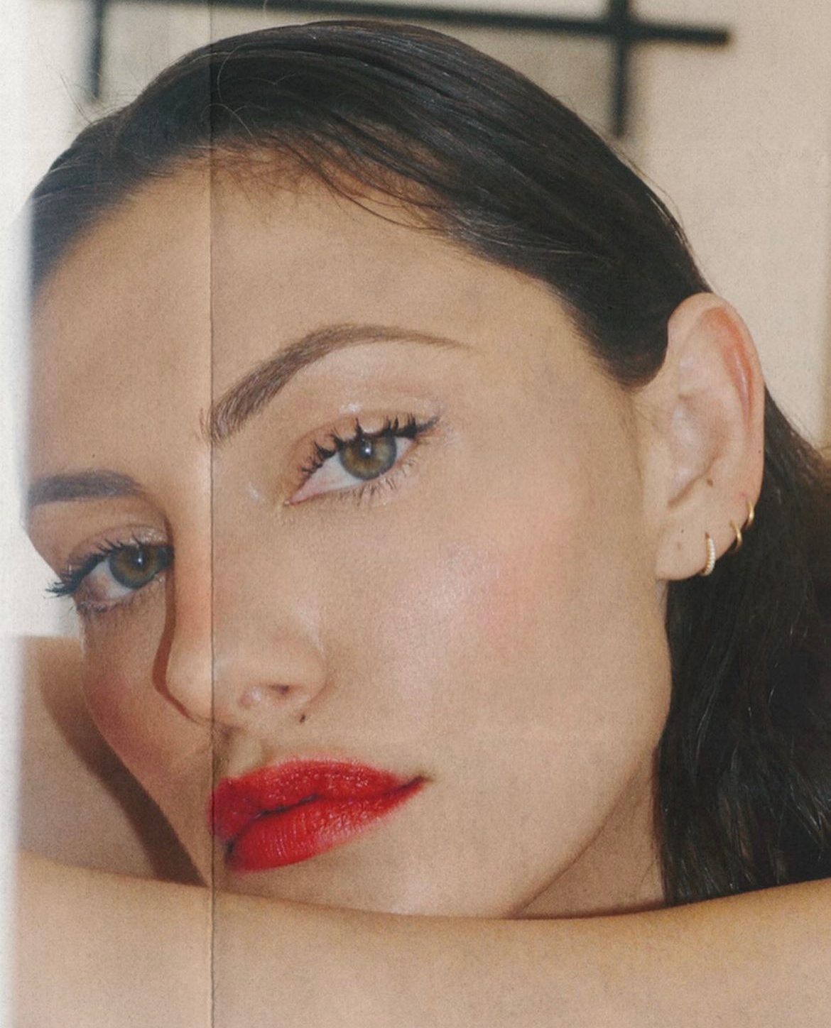 Red lip moment: тренд на алые губы — носим как Фиби Тонкин, Жизель Бюндхен и Анджелина Джоли (фото 7)