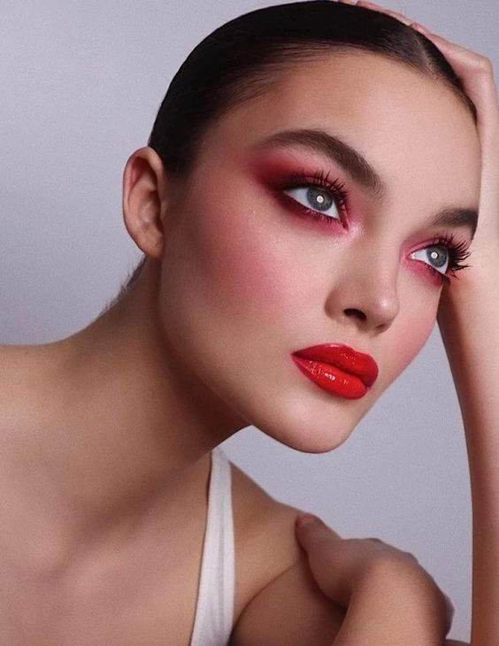 Red lip moment: тренд на алые губы — носим как Фиби Тонкин, Жизель Бюндхен и Анджелина Джоли (фото 20)