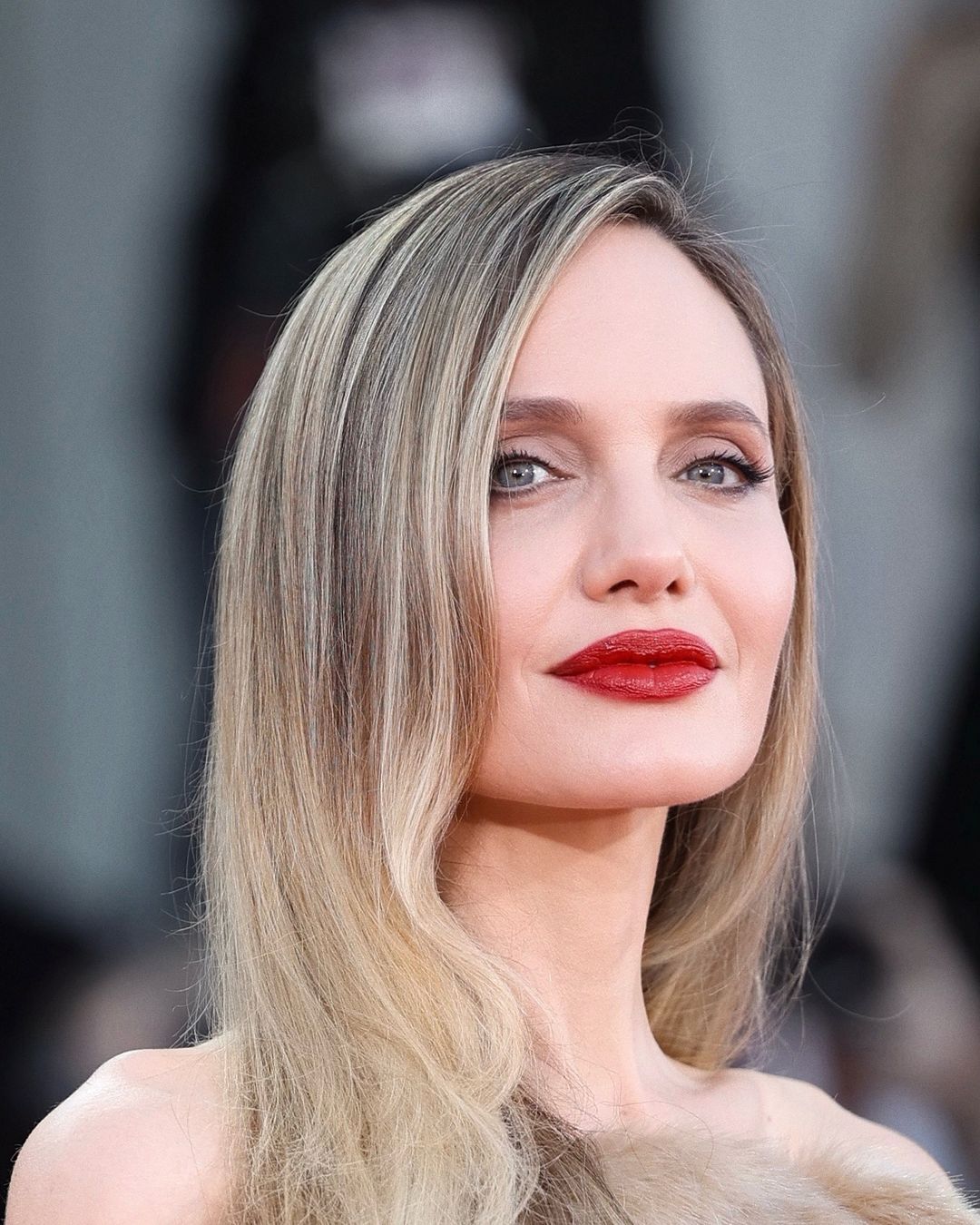 Red lip moment: тренд на алые губы — носим как Фиби Тонкин, Жизель Бюндхен и Анджелина Джоли (фото 8)