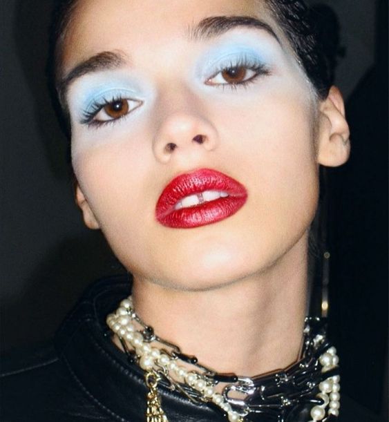 Red lip moment: тренд на алые губы — носим как Фиби Тонкин, Жизель Бюндхен и Анджелина Джоли (фото 19)