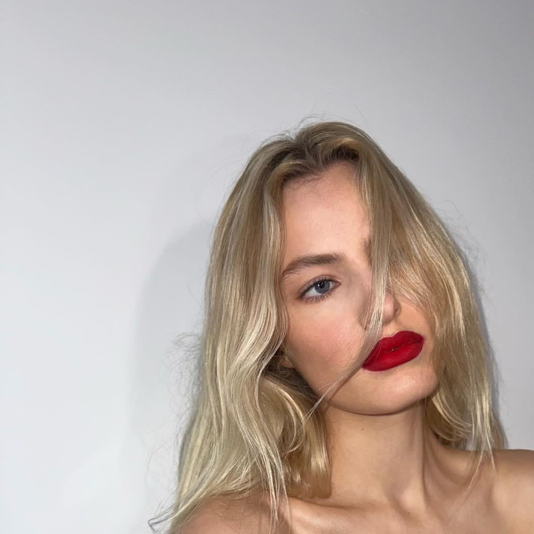 Red lip moment: тренд на алые губы — носим как Фиби Тонкин, Жизель Бюндхен и Анджелина Джоли (фото 11)