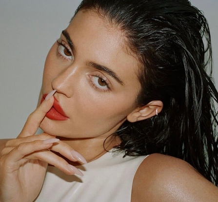 Red lip moment: тренд на алые губы — носим как Фиби Тонкин, Жизель Бюндхен и Анджелина Джоли (фото 6)