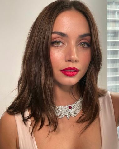 Red lip moment: тренд на алые губы — носим как Фиби Тонкин, Жизель Бюндхен и Анджелина Джоли (фото 5)