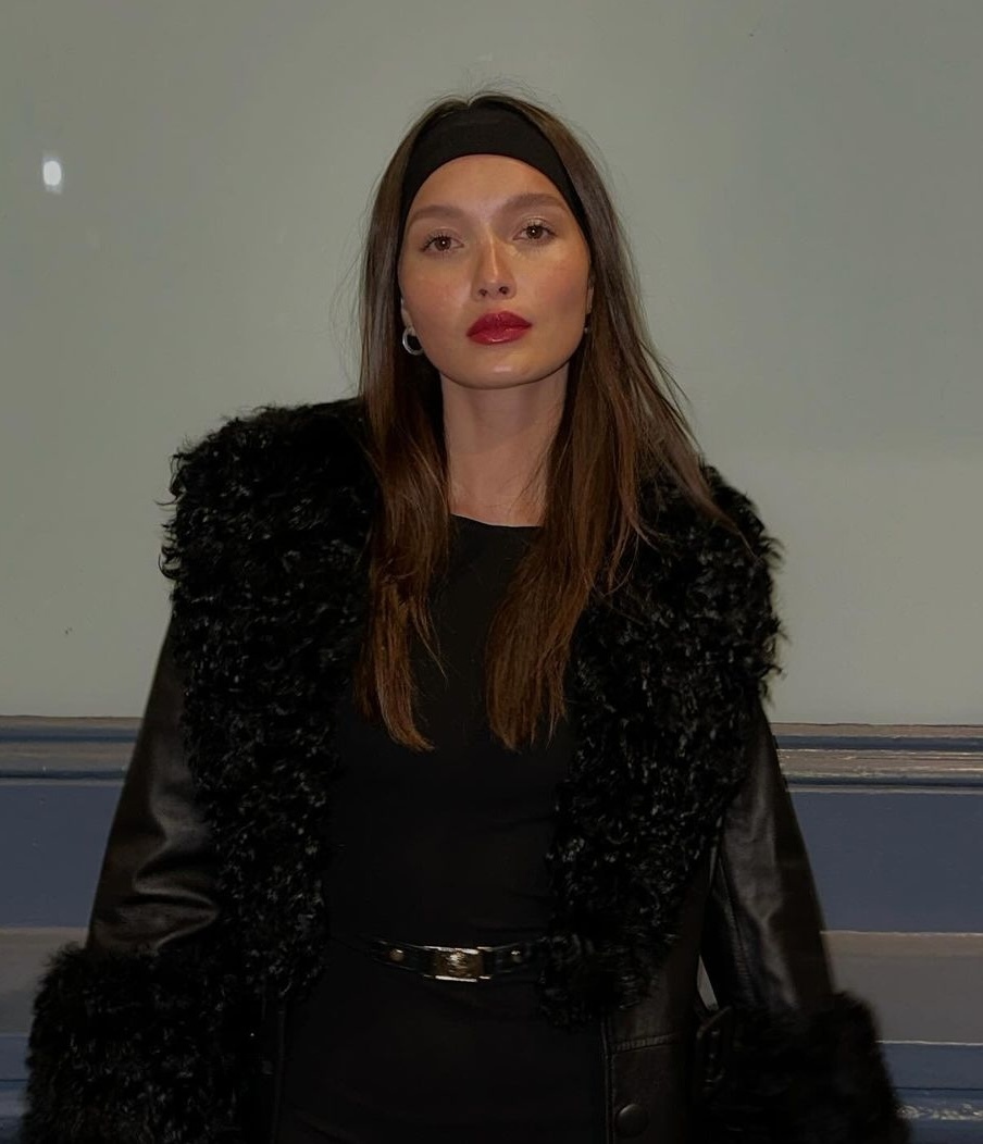 Red lip moment: тренд на алые губы — носим как Фиби Тонкин, Жизель Бюндхен и Анджелина Джоли (фото 26)