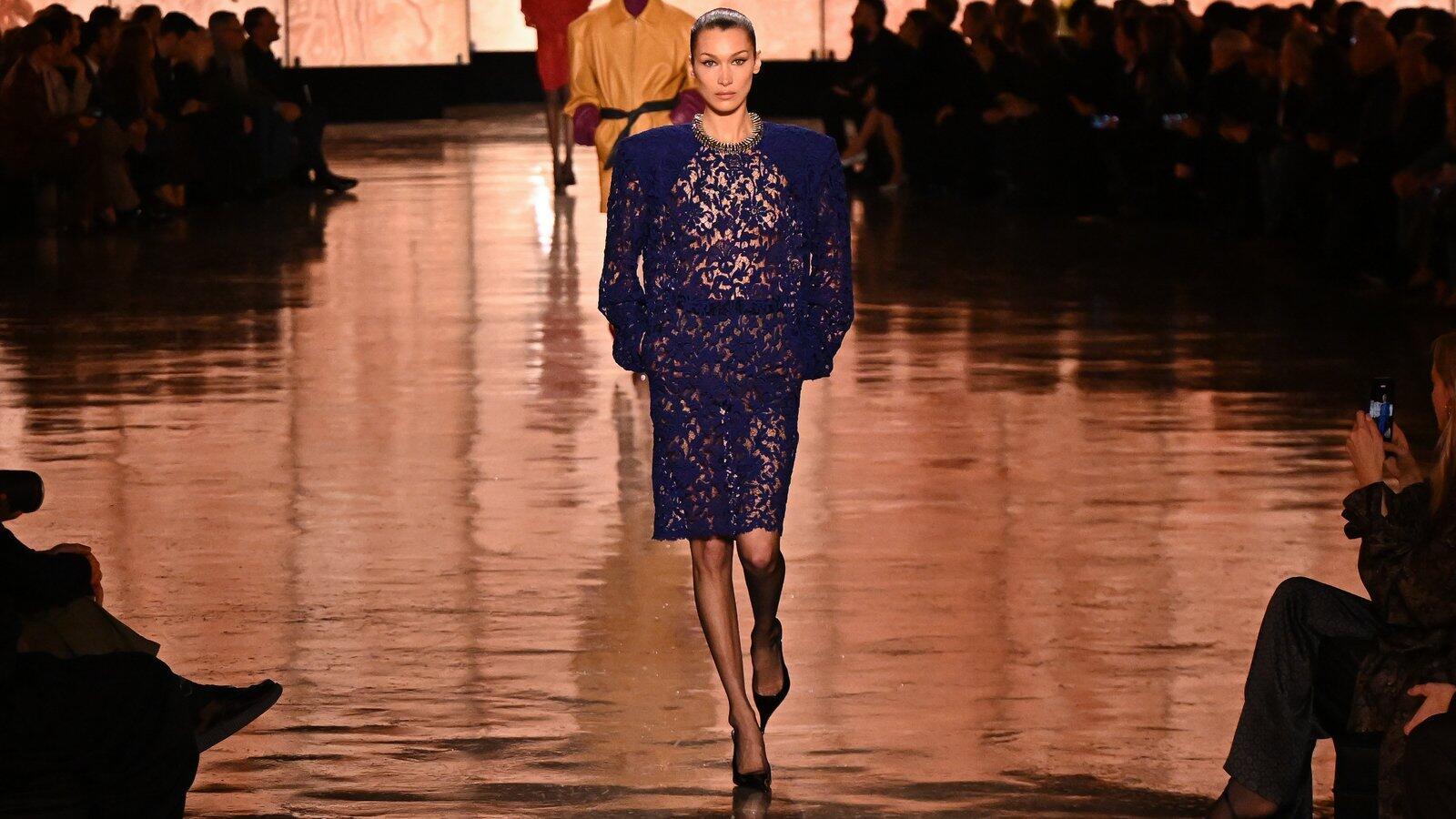 Эволюция Беллы Хадид на подиуме за последние 11 лет: от дебюта на Desigual до эксклюзива Saint Laurent (фото 13)