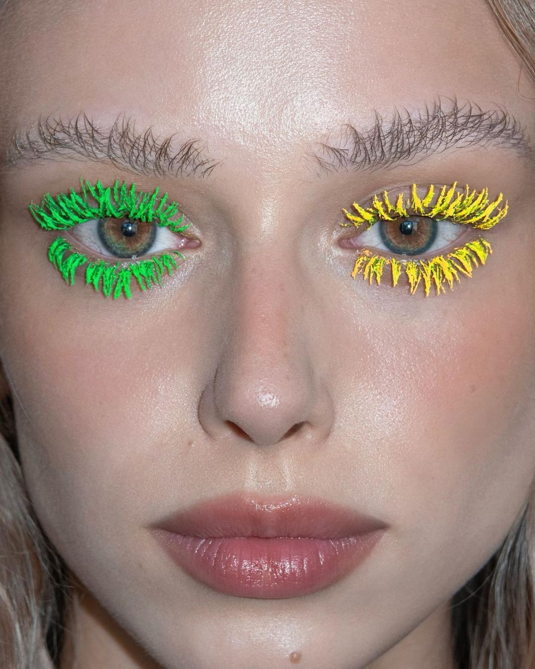 Black mascara is dead: тренд на цветную тушь — носим как Лила Мосс, Джулия Фокс и Доджа Кэт (фото 16)