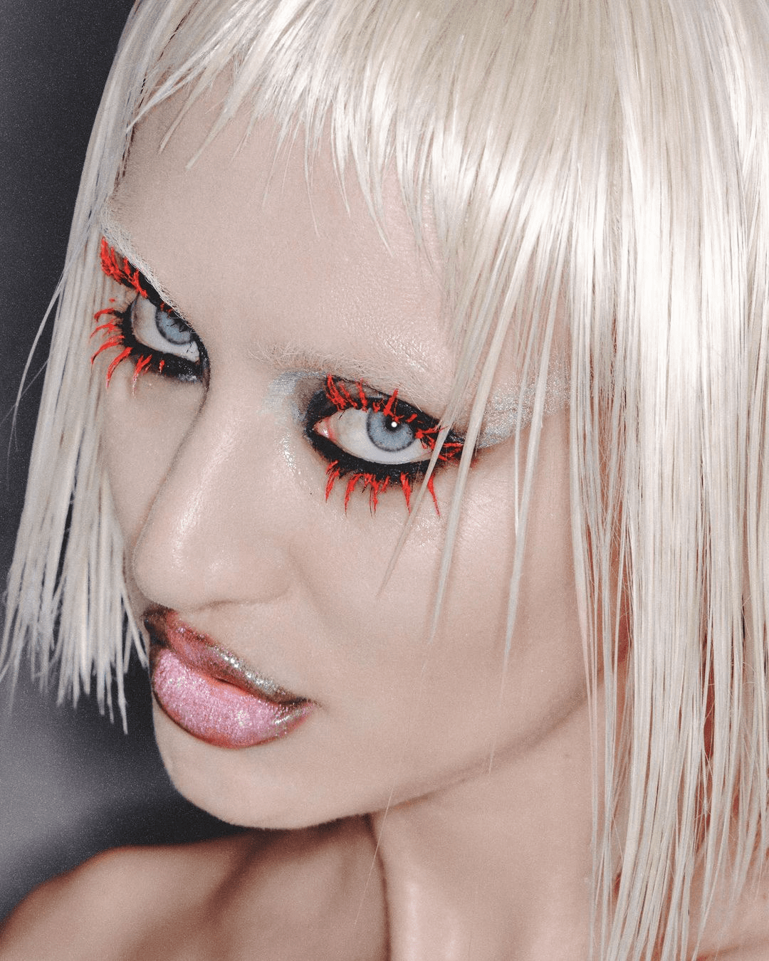 Black mascara is dead: тренд на цветную тушь — носим как Лила Мосс, Джулия Фокс и Доджа Кэт (фото 9)