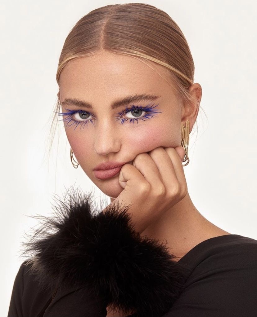 Black mascara is dead: тренд на цветную тушь — носим как Лила Мосс, Джулия Фокс и Доджа Кэт (фото 27)