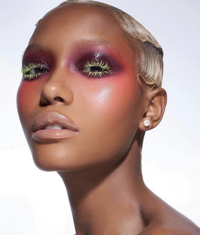 Black mascara is dead: тренд на цветную тушь — носим как Лила Мосс, Джулия Фокс и Доджа Кэт (фото 32)