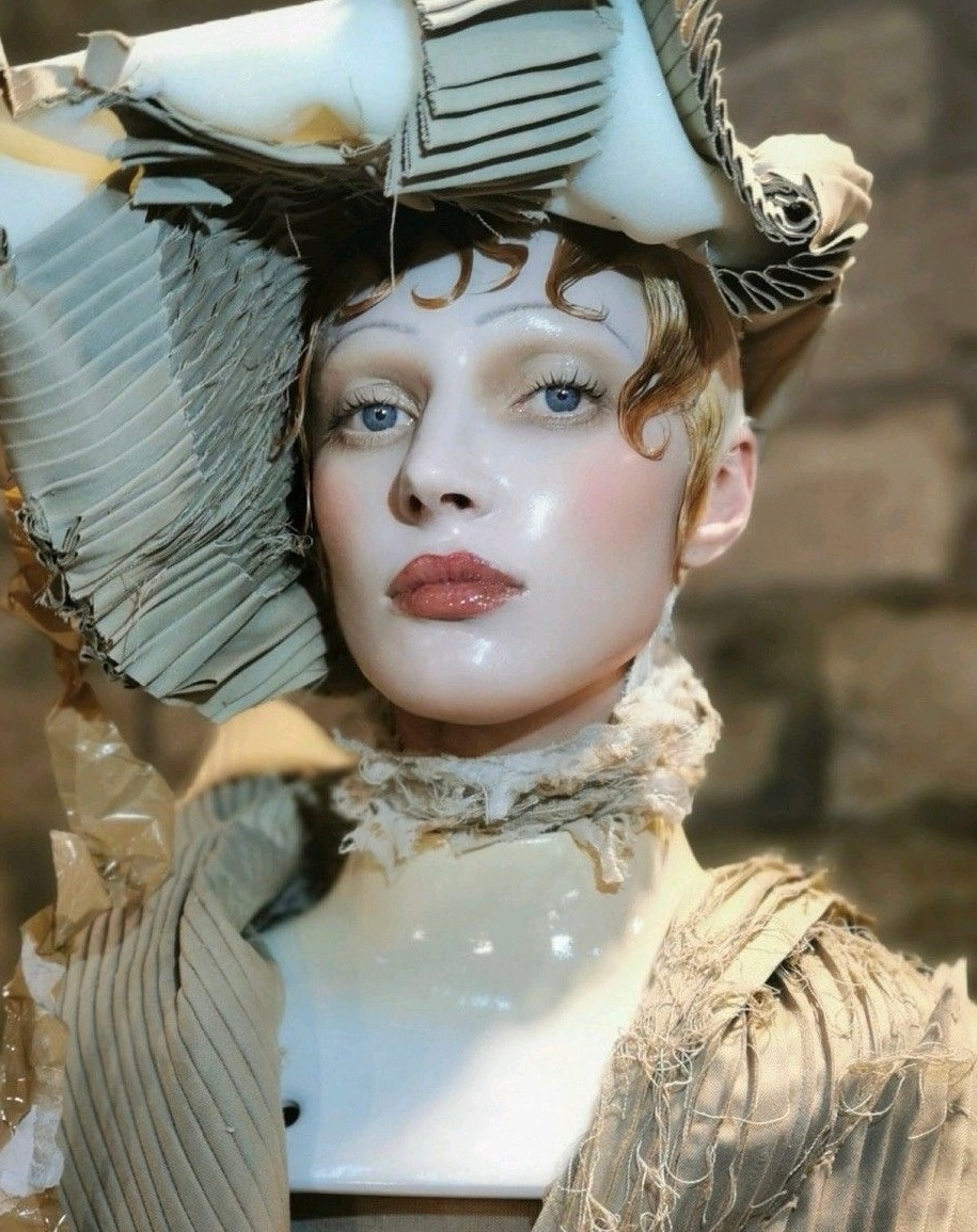 Делорес из «Битлджуса», Харли Квин и куклы Maison Margiela: туториал по самым актуальным мейкам на Хэллоуин (фото 20)