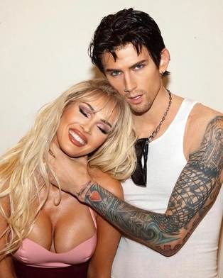 Барби Кайли Дженнер и принцесса Кайл Маклоклен: образы звезд на Хэллоуин с 2000 по 2025 год (фото 90)