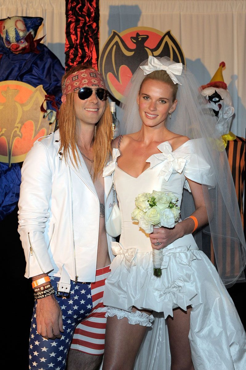 Барби Кайли Дженнер и принцесса Кайл Маклоклен: образы звезд на Хэллоуин с 2000 по 2025 год (фото 31)