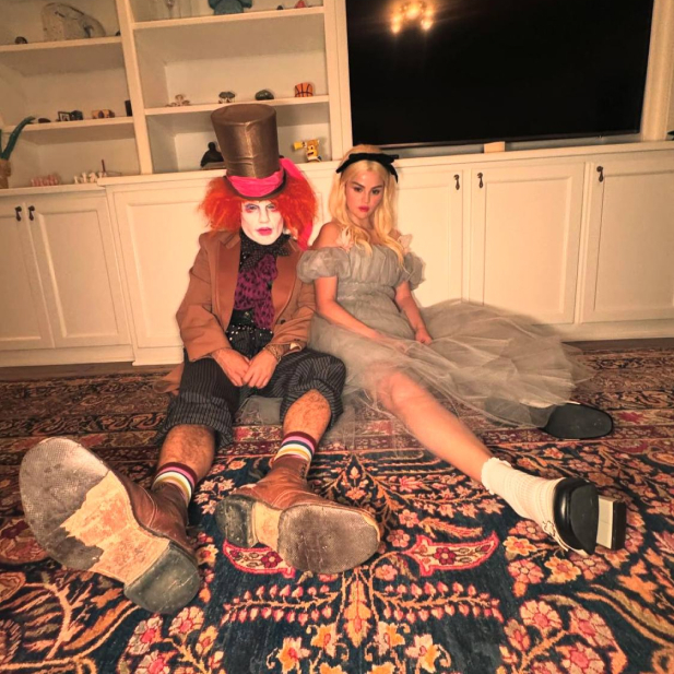 Барби Кайли Дженнер и принцесса Кайл Маклоклен: образы звезд на Хэллоуин с 2000 по 2025 год (фото 132)