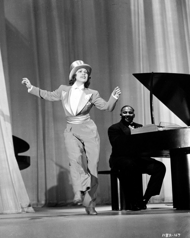 Марлен Дитрих и Кэтрин Хепберн: как женщины надели смокинги (фото 10)