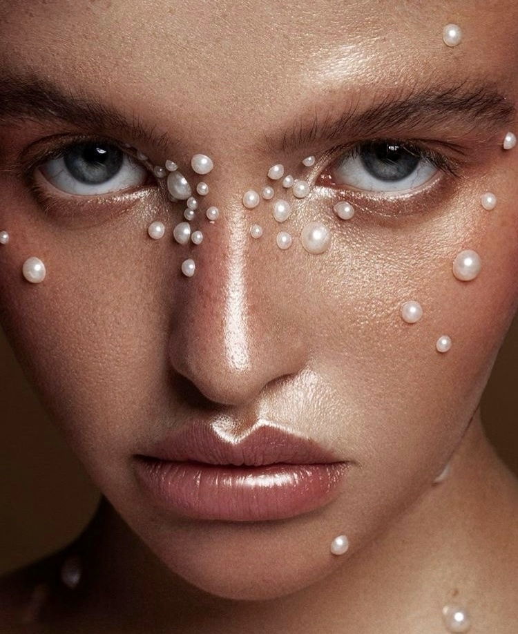 Pure as a pearl: тренд на жемчужный мейк — носим как Белла Хадид, Мона Тугаард и Ариана Гранде (фото 32)