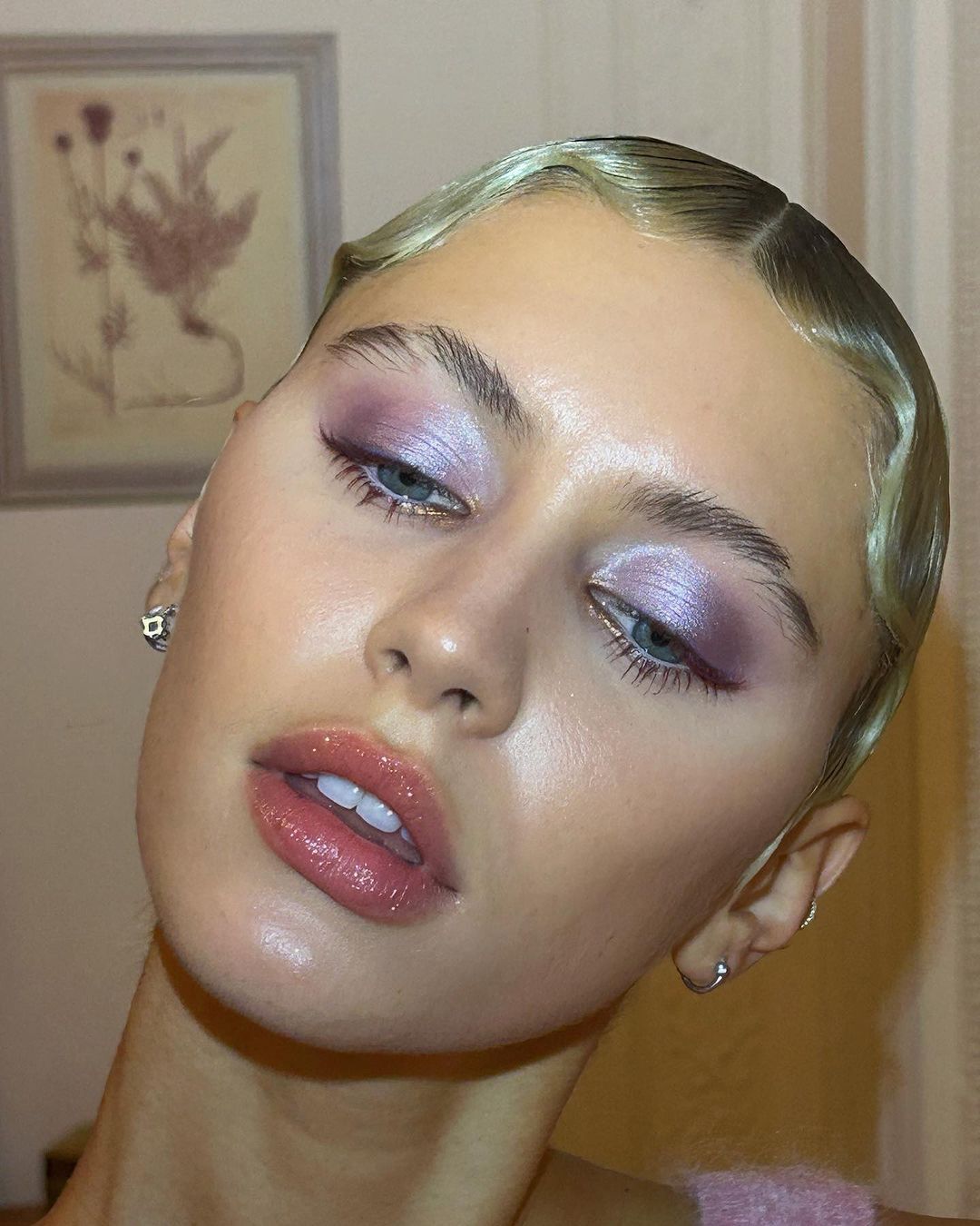 Pure as a pearl: тренд на жемчужный мейк — носим как Белла Хадид, Мона Тугаард и Ариана Гранде (фото 22)