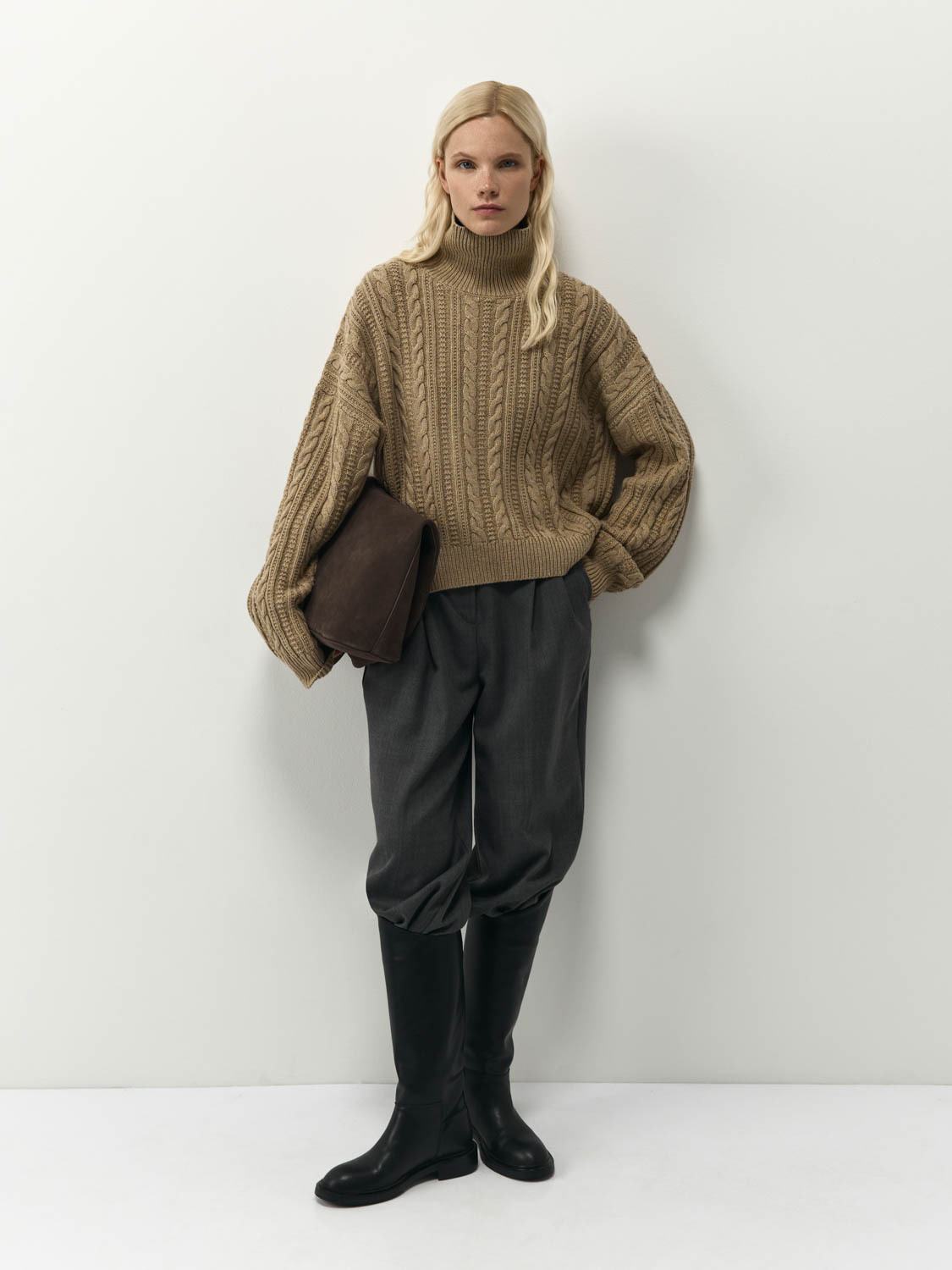 Крупной вязки, оверсайз и с вышивкой: 20 модных свитеров локальных брендов (фото 37)