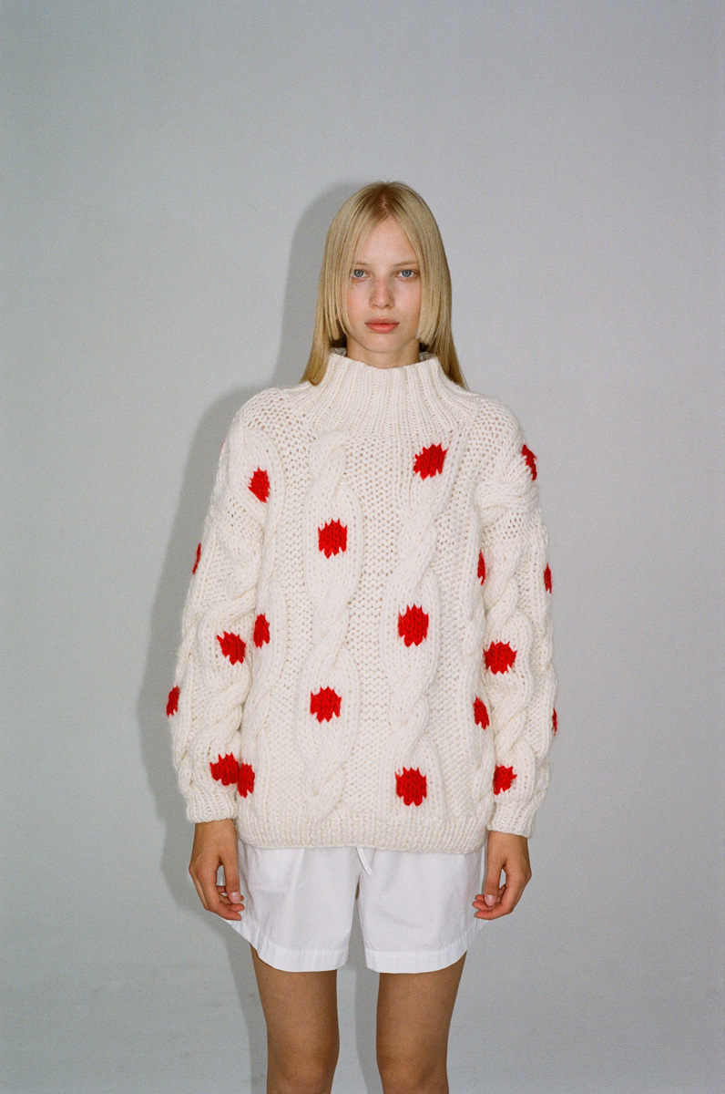 Крупной вязки, оверсайз и с вышивкой: 20 модных свитеров локальных брендов (фото 22)