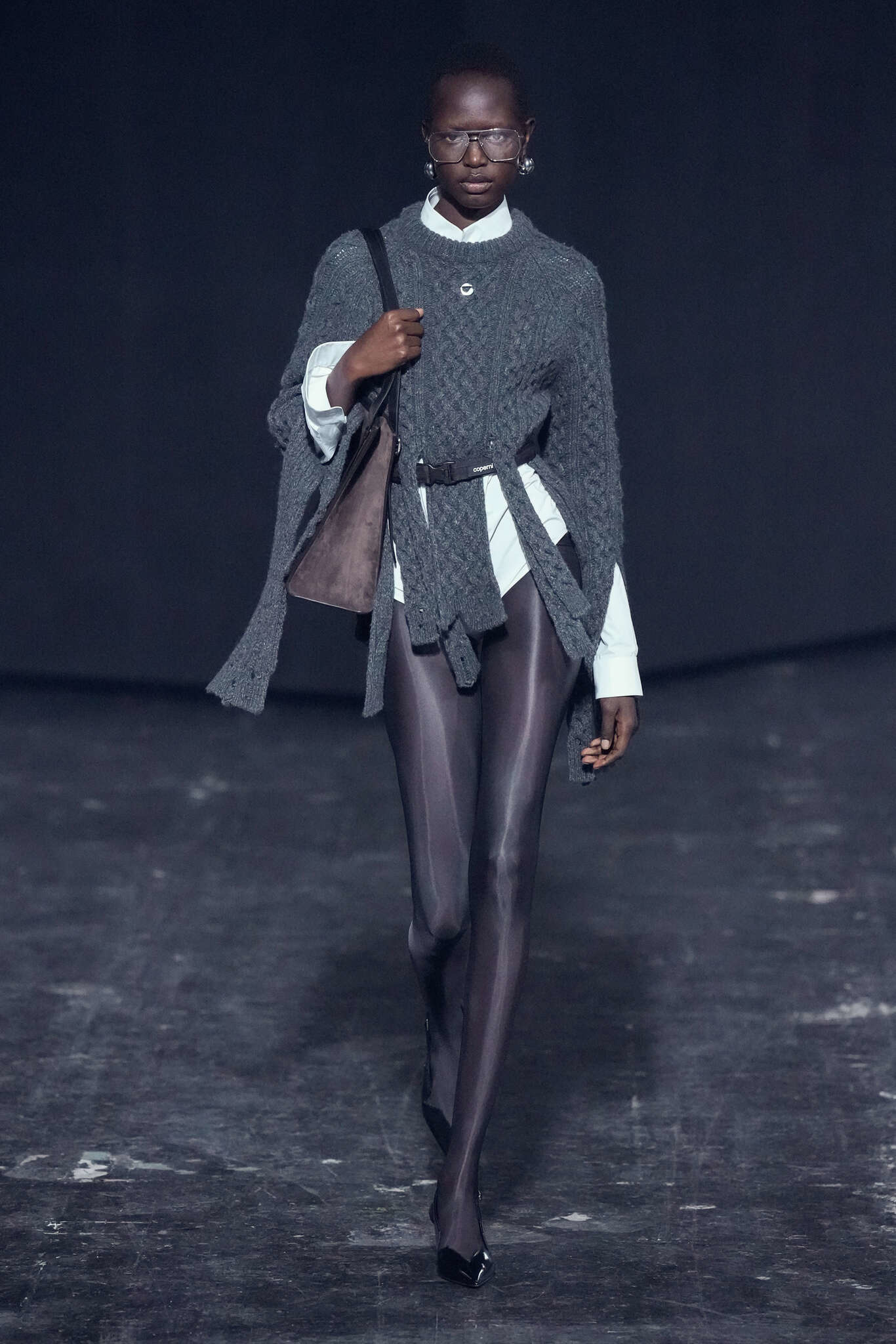 Крупной вязки, оверсайз и с вышивкой: 20 модных свитеров локальных брендов (фото 14)