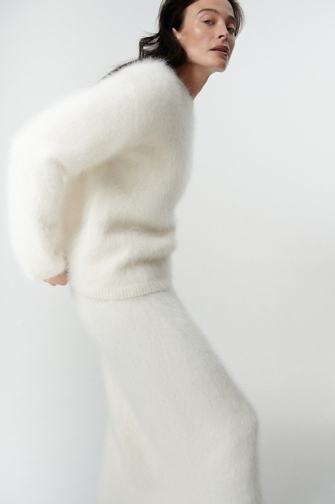 Крупной вязки, оверсайз и с вышивкой: 20 модных свитеров локальных брендов (фото 33)