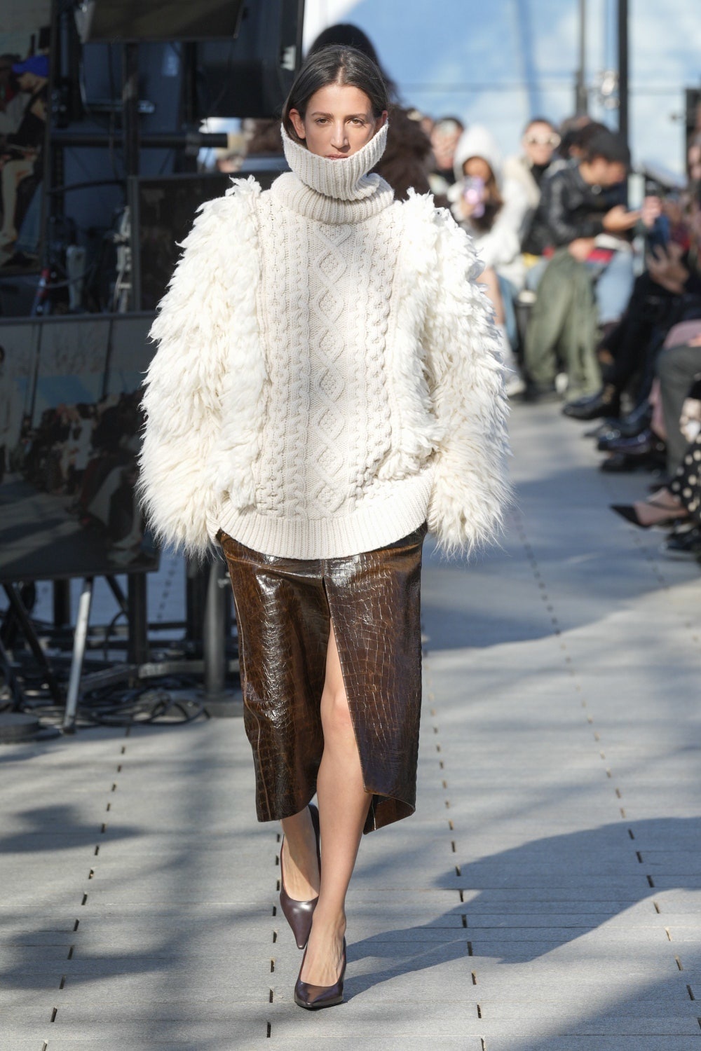 Крупной вязки, оверсайз и с вышивкой: 20 модных свитеров локальных брендов (фото 8)