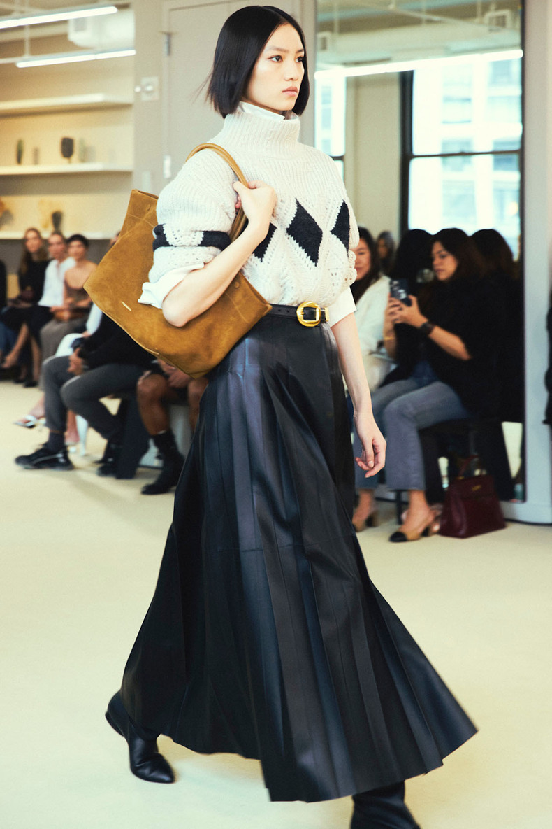 Крупной вязки, оверсайз и с вышивкой: 20 модных свитеров локальных брендов (фото 5)